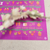 rodt-guld-julepynt-på-granguirlander-rodlilla-baggrund-julemaerke-1977